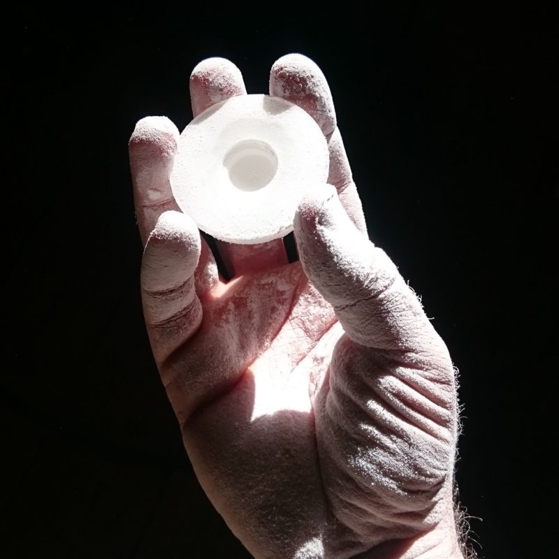 Pièce de luminaire dans la main poussiéreuse de Thierry Toutin