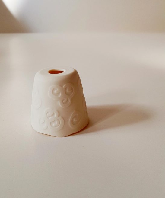 Modèle 1 Timbale en porcelaine de Caroline Peltier pour les luminaires Alphonse le Botaniste de Luminophilie par Thierry Toutin