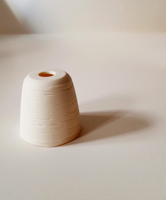 Modèle 2 Timbale en porcelaine de Caroline Peltier pour les luminaires Alphonse le Botaniste de Luminophilie par Thierry Toutin