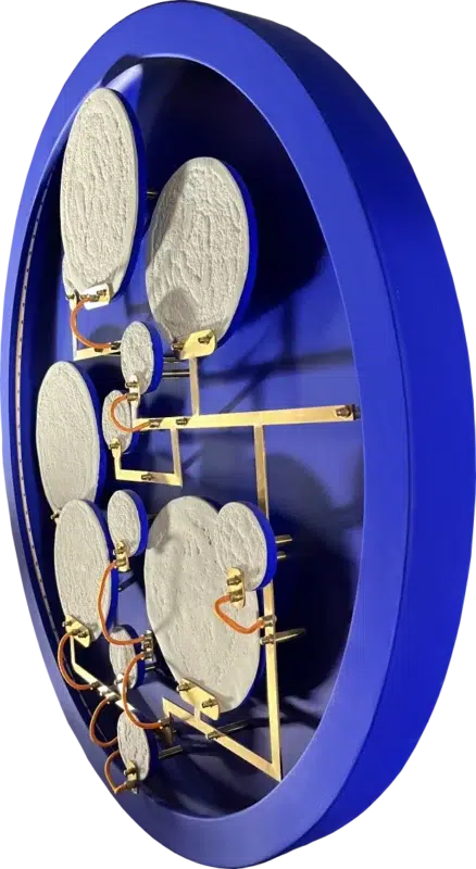 Side view of Mater Nostra, luminous sculpture in brass and porcelain.